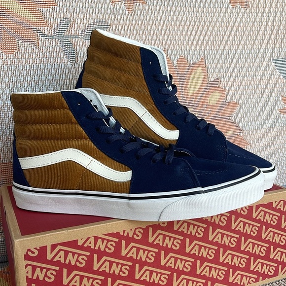 Vans Men’s Sk8-Hi
Mini Cord Blue/Brown
VN0007NS0BO
Sneakers 

CORDUROY - Picture 16 of 16
